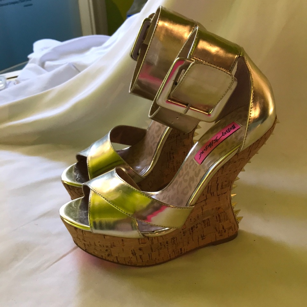 Betsy Johnson wedges 7 - Picture 5 of 8